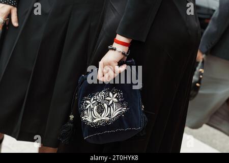 Modedetails außerhalb der PRADA-Show während der Milan Fashion Week Damenbekleidung Frühjahr/Sommer 2024. Stockfoto