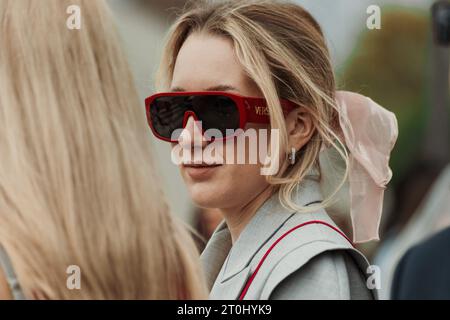 Modedetails außerhalb der PRADA-Show während der Milan Fashion Week Damenbekleidung Frühjahr/Sommer 2024. Stockfoto