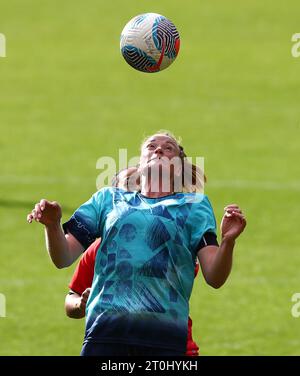 London City Lionesses Paige Culver (Front) und Tamara Wilcock von Sheffield United kämpfen um den Ball während des Barclays Women's Championship Matches in der Bramall Lane, Sheffield. Bilddatum: Samstag, 7. Oktober 2023. Stockfoto