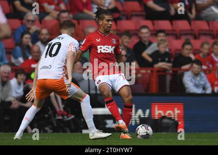 London, England. Oktober 2023. Tennai Watson von Charlton Athletic macht einen Pass während des Spiels der Sky Bet EFL League One zwischen Charlton Athletic und Blackpool im Valley. Kyle Andrews/Alamy Live News Stockfoto