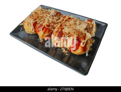 Takoyaki ist ein japanisches Essen, das aus Weizenmehlteig, Oktopusfleisch oder anderen Füllungen hergestellt wird, serviert mit Sauce, Mayonnaise und Topping in Form von Ka Stockfoto