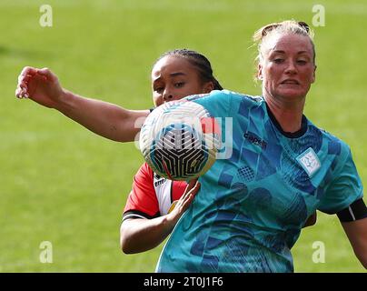 London City Lionesses Paige Culver (rechts) und Tamara Wilcock von Sheffield United kämpfen um den Ball während des Barclays Women's Championship Matches in der Bramall Lane, Sheffield. Bilddatum: Samstag, 7. Oktober 2023. Stockfoto