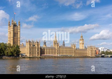 Big Ben und Houses of Parliament auf der anderen Seite der Themse, South Bank, London Borough of Lambeth, Greater London, England, Vereinigtes Königreich Stockfoto