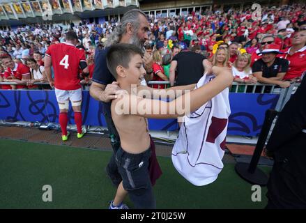 Ein junger Georgia-Fan, der es schaffte, nach dem Spiel auf das Spielfeld zu kommen und eines der Spielertrikots zu holen, bevor er nach dem Spiel der Rugby-Weltmeisterschaft 2023, Pool C im Stade de la Beaujoire in Nantes, Frankreich, festgenommen wurde. Bilddatum: Samstag, 7. Oktober 2023. Stockfoto