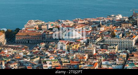 Neapel, Italien. Skyline Von Top View Mit Berühmten Wahrzeichen Und Teil Des Golfs Von Neapel Mit Schiff Am Sonnigen Tag. Viele Alte Kirchen Und Tempel Stockfoto