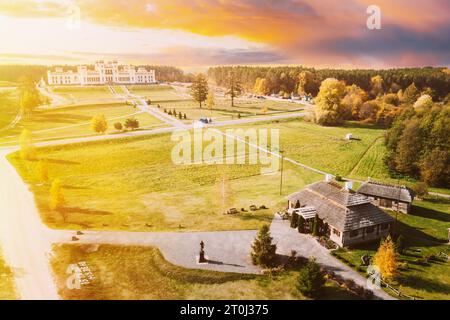 Kosava, Weißrussland. Schloss Puslowski. Vogelperspektive auf die berühmten historischen Wahrzeichen von Kosava Castle und Memorial House Museum-Anwesen Stockfoto