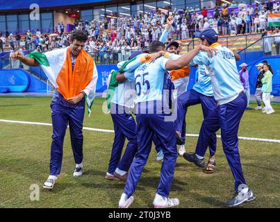 Hangzhou, chinesische Provinz Zhejiang. Oktober 2023. Team India feiert nach dem Spiel der Männer mit der Goldmedaille zwischen Indien und Afghanistan bei den 19. Asienspielen in Hangzhou, ostchinesischer Provinz Zhejiang, 7. Oktober 2023. Quelle: Sun Fei/Xinhua/Alamy Live News Stockfoto