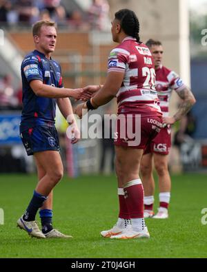 Wigan, Großbritannien. Oktober 2023. Jez Litten #14 von Hull KR schüttelt die Hand mit Patrick Mago #20 von Wigan Warriors nach dem Halbfinalspiel der Betfred Super League Wigan Warriors gegen Hull KR im DW Stadium, Wigan, Großbritannien, 7. Oktober 2023 (Foto: Steve Flynn/News Images) in Wigan, Großbritannien am 7. Oktober 2023. (Foto: Steve Flynn/News Images/SIPA USA) Credit: SIPA USA/Alamy Live News Stockfoto