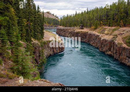 Wunderschöne Landschaft mit Blick auf den Yukon River, der durch den Miles Canyon in der Nähe von Whitehorse, Yukon, Kanada fließt. Stockfoto