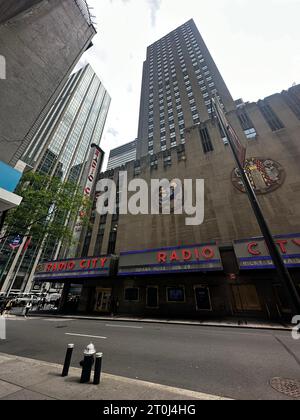 Die Fassade der Radio City Music Hall in Midtown Manhattan ist ein berühmter Art déco-Veranstaltungsort in New York City. Stockfoto