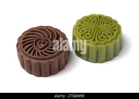 Grüne Schneehaut- und Schokoladenmooncakes, neue Variationen von Mondkuchen für das Mid-Herbstfest Nahaufnahme isoliert auf weißem Hintergrund Stockfoto