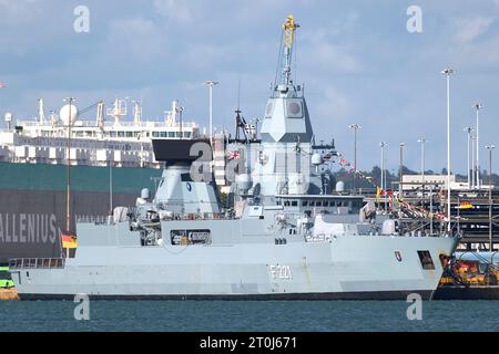 Die deutsche Marinefregatte HESSEN (F221) vertäute zusammen mit anderen NATO-Kriegsschiffen im Hafen von Southampton. 3. Oktober 2023 Stockfoto