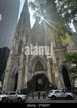 St. Patrick's Cathedral NYC Midtown: Neogotische Fassade, Fifth Avenue Wahrzeichen Stockfoto