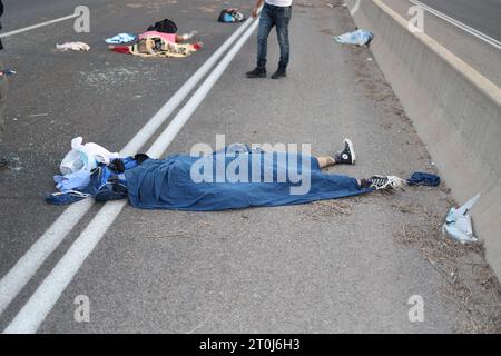 Yakhini, Israel. Oktober 2023. Nach den Angriffen der Hamas liegt eine Leiche toter Israelis auf dem Boden. Palästinensische Militante in Gaza haben am Samstag unerwartet Dutzende Raketen auf israelische Ziele abgefeuert, sagte die israelische Armee. Quelle: Ilia Yefimovich/dpa/Alamy Live News Stockfoto