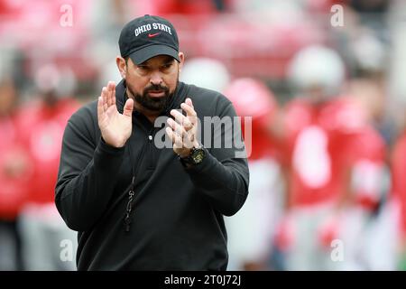 Columbus, Usa. Oktober 2023. Ohio State Buckeyes Head Coach Ryan Day blickt über das Feld, bevor das Buckeyes Spiel gegen die Maryland Terrapins am Samstag, den 7. Oktober 2023, in Columbus, Ohio stattfindet. Foto: Aaron Josefczyk/UPI Credit: UPI/Alamy Live News Stockfoto