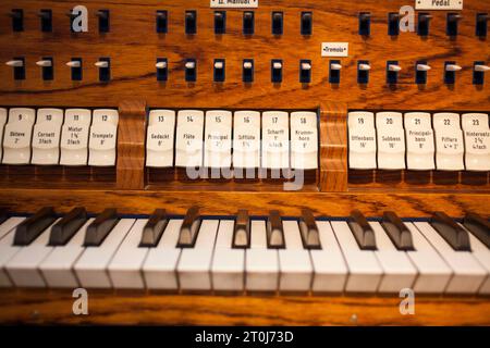 Konsolen-Schlüsselpult einer elektrischen Pfeifenorgel von Franz Breil, Orgelmuseum Borgentreich, Bezirk Höxter, Nordrhein-Westfalen, Deutschland, Europa Stockfoto