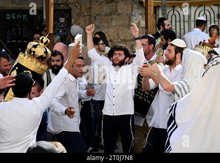 Erusalem, Israel. Oktober 2023. Orthodoxe Juden tanzen mit Tora-Schriftrollen am jüdischen Feiertag der Simchat-Tora in Jerusalem am Samstag, 7. Oktober 2023. Die israelischen Behörden sagen, dass mehr als 100 Menschen von den palästinensischen Militanten Hamas getötet und Dutzende gefangen genommen wurden, nachdem sie am frühen Morgen überraschend aus Gaza auf israelisches Gebiet eingedrungen waren. Foto: Debbie Hill/ Credit: UPI/Alamy Live News Stockfoto