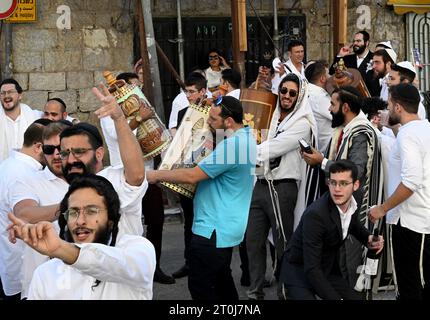 Erusalem, Israel. Oktober 2023. Orthodoxe Juden tanzen mit Tora-Schriftrollen am jüdischen Feiertag der Simchat-Tora in Jerusalem am Samstag, 7. Oktober 2023. Die israelischen Behörden sagen, dass mehr als 100 Menschen von den palästinensischen Militanten Hamas getötet und Dutzende gefangen genommen wurden, nachdem sie am frühen Morgen überraschend aus Gaza auf israelisches Gebiet eingedrungen waren. Foto: Debbie Hill/ Credit: UPI/Alamy Live News Stockfoto