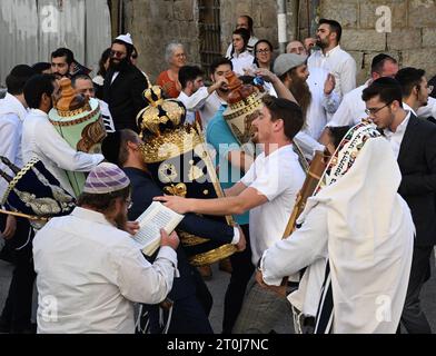 Erusalem, Israel. Oktober 2023. Orthodoxe Juden tanzen mit Tora-Schriftrollen am jüdischen Feiertag der Simchat-Tora in Jerusalem am Samstag, 7. Oktober 2023. Die israelischen Behörden sagen, dass mehr als 100 Menschen von den palästinensischen Militanten Hamas getötet und Dutzende gefangen genommen wurden, nachdem sie am frühen Morgen überraschend aus Gaza auf israelisches Gebiet eingedrungen waren. Foto: Debbie Hill/ Credit: UPI/Alamy Live News Stockfoto