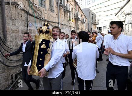 Erusalem, Israel. Oktober 2023. Orthodoxe Juden tanzen mit Tora-Schriftrollen am jüdischen Feiertag der Simchat-Tora in Jerusalem am Samstag, 7. Oktober 2023. Die israelischen Behörden sagen, dass mehr als 100 Menschen von den palästinensischen Militanten Hamas getötet und Dutzende gefangen genommen wurden, nachdem sie am frühen Morgen überraschend aus Gaza auf israelisches Gebiet eingedrungen waren. Foto: Debbie Hill/ Credit: UPI/Alamy Live News Stockfoto