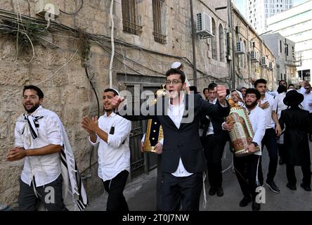 Erusalem, Israel. Oktober 2023. Orthodoxe Juden tanzen mit Tora-Schriftrollen am jüdischen Feiertag der Simchat-Tora in Jerusalem am Samstag, 7. Oktober 2023. Die israelischen Behörden sagen, dass mehr als 100 Menschen von den palästinensischen Militanten Hamas getötet und Dutzende gefangen genommen wurden, nachdem sie am frühen Morgen überraschend aus Gaza auf israelisches Gebiet eingedrungen waren. Foto: Debbie Hill/ Credit: UPI/Alamy Live News Stockfoto