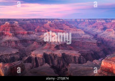 Atemberaubender farbenfroher Blick auf den geschichteten Felsen vom Rand des Grand Canyon, Arizona Stockfoto