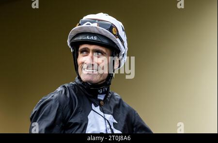 Lassen Sie sich von Jockey Paul Mulrennan nach dem ABF the Soldiers' Charity Handicap auf der Ascot Racecourse, Berkshire, fahren. Bilddatum: Samstag, 7. Oktober 2023. Stockfoto