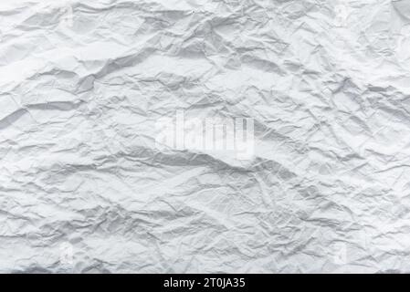 Textur von weißem zerknittertem Papier mit Falten und Falten. Papier Stockfoto