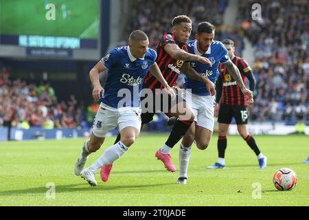 Everton, Großbritannien. Oktober 2023. Marcus Tavernier aus Bournemouth sucht zwischen Vitaliy Mykolenko aus Everton und Dwight McNeil aus Everton. Premier League Spiel Everton gegen AFC Bournemouth am Samstag, den 7. Oktober 2023, im Goodison Park in Liverpool. Dieses Bild darf nur für redaktionelle Zwecke verwendet werden. Nur redaktionelle Verwendung, Bild von Chris Stading/Andrew Orchard Sportfotografie/Alamy Live News Credit: Andrew Orchard Sportfotografie/Alamy Live News Stockfoto