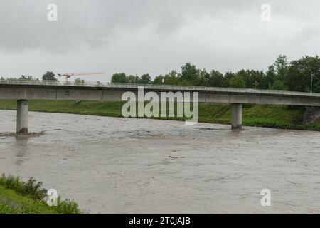 Salez/Ruggell, Schweiz/Liechtenstein, 28. August 2023 Brücke über den überfluteten rhein an der Grenze an einem regnerischen Tag Stockfoto