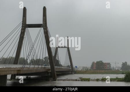 Diepoldsau, Schweiz, 28. August 2023 Starkflut am rhein bei starkem Regenschauer Stockfoto