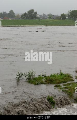 Diepoldsau, Schweiz, 28. August 2023 Starkflut am rhein bei starkem Regenschauer Stockfoto