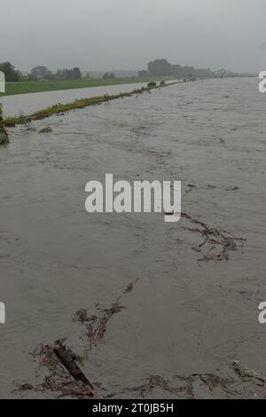 Diepoldsau, Schweiz, 28. August 2023 Starkflut am rhein bei starkem Regenschauer Stockfoto