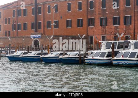 Venedig, Italien. Oktober 2023. Polizia Polizeiwache mit Polizia Booten in Venedig Wasser in Italien *** Polizia Polizeiwache mit Polizia Booten im Wasser von Venedig in Italien Credit: Imago/Alamy Live News Stockfoto