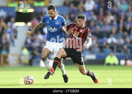 Everton, Großbritannien. Oktober 2023. Marcos Senesi aus Bournemouth (r) will Dwight McNeil aus Everton angreifen. Premier League Spiel Everton gegen AFC Bournemouth am Samstag, den 7. Oktober 2023, im Goodison Park in Liverpool. Dieses Bild darf nur für redaktionelle Zwecke verwendet werden. Nur redaktionelle Verwendung, Bild von Chris Stading/Andrew Orchard Sportfotografie/Alamy Live News Credit: Andrew Orchard Sportfotografie/Alamy Live News Stockfoto