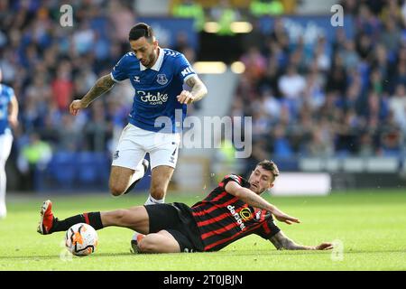 Everton, Großbritannien. Oktober 2023. Marcos Senesi aus Bournemouth (r) will Dwight McNeil aus Everton angreifen. Premier League Spiel Everton gegen AFC Bournemouth am Samstag, den 7. Oktober 2023, im Goodison Park in Liverpool. Dieses Bild darf nur für redaktionelle Zwecke verwendet werden. Nur redaktionelle Verwendung, Bild von Chris Stading/Andrew Orchard Sportfotografie/Alamy Live News Credit: Andrew Orchard Sportfotografie/Alamy Live News Stockfoto