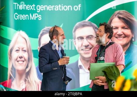 Brighton, Großbritannien. Oktober 2023. Mitglieder der Grünen treffen sich in Brighton zum zweiten Tag der Grünen-Partei-Herbstkonferenz. Abdullah Bailey/Alamy Live News Stockfoto