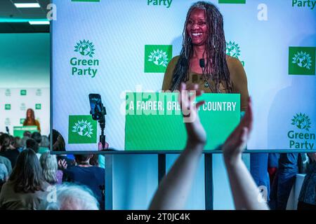 Brighton, Großbritannien. Oktober 2023. Mitglieder der Grünen treffen sich in Brighton zum zweiten Tag der Grünen-Partei-Herbstkonferenz. Abdullah Bailey/Alamy Live News Stockfoto