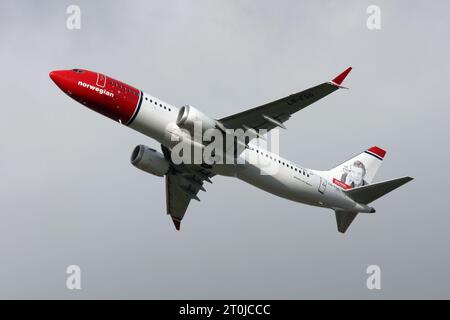 Eine Boeing 737-8 Max of Norwegian mit Schwanz, die dem Gay-Rechtekämpfer Kim Friele gewidmet ist, verlässt den Flughafen London Gatwick Stockfoto