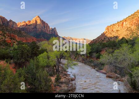 Blick auf den Watchman mit Virgin River im Zion Nationalpark Stockfoto