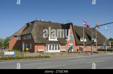Kaamp Hüs, Tourismus-Service, Ausstellungen, Hauptstraße, Kampen, Sylt, Schleswig-Holstein, Deutschland *** Kaamp Hüs, Tourismusdienst, Ausstellungen, Hauptstraße, Kampen, Sylt, Schleswig Holstein, Deutschland Credit: Imago/Alamy Live News Stockfoto