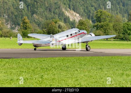 Mollis, Schweiz, 18. August 2023 NC-81125 Lockheed Model 12 Electra Junior Flugzeug fährt auf der Landebahn Stockfoto