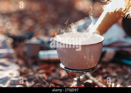 Suppe auf dem tragbaren Gasherd zubereiten Stockfoto