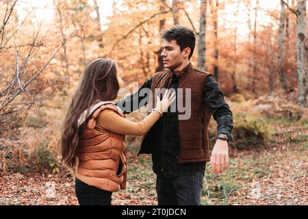 Junge Paare kämpfen draußen, draußen in der Natur, Herbststimmung Stockfoto