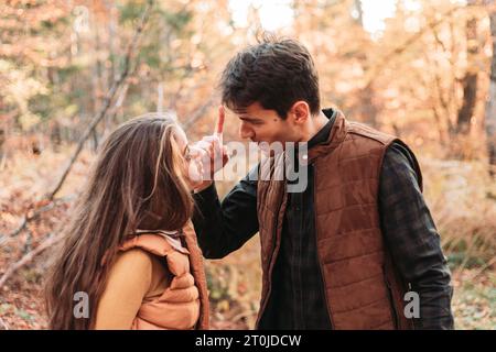 Junge Paare kämpfen draußen, draußen in der Natur, Herbststimmung Stockfoto