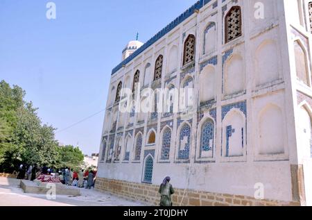 Arbeiter sind am Samstag, den 7. Oktober 2023, mit Renovierungs- und Bauarbeiten am Mian Ghulam Shah Kalhoro-Grab beschäftigt, das unter der Aufsicht der Sindh-Kulturabteilung in Hyderabad steht. Stockfoto