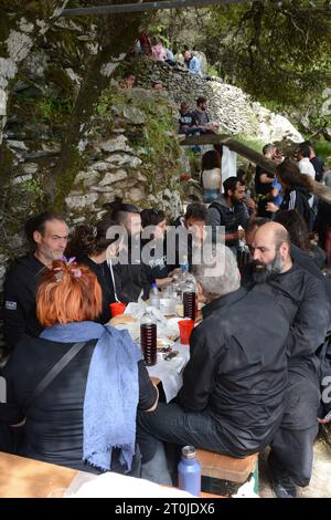 Griechische Dorfbewohner in einer „blauen Zone“, die das panigiri (Dorffest) von Agios Isidoros (St. Isidore) in der Nähe von Pezi, Ikaria, Nordägäis, Griechenland besuchen. Stockfoto