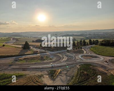 Bau der Umgehungsstraße der Stadt Jihlava mit Kreisverkehr und Brücken, republik Czeh, im Bau befindliche Verkehrsinfrastruktur, Luftpanor Stockfoto