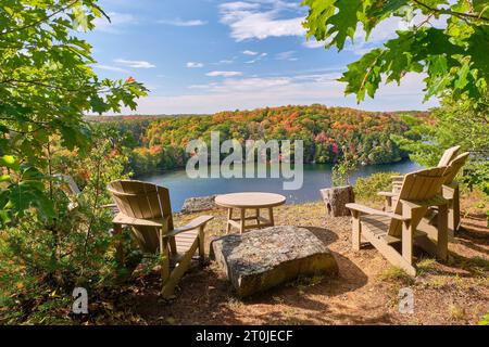 Ein wunderschöner Ort zum Sitzen und Entspannen in muskoka auf einer Klippe mit Blick auf einen See und die wunderschönen Herbstfarben. Stockfoto