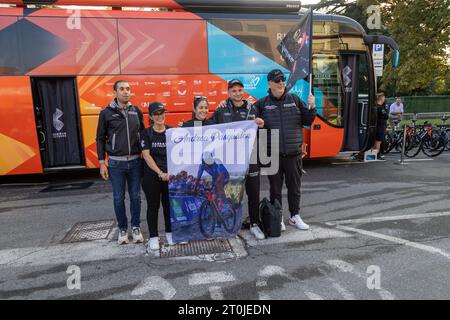 Como, Italien. Oktober 2023. Anhänger von Andrea Pasqualon während des Giro di Lombardia 2023, Straßenradrennen in Como, Italien, 07. Oktober 2023 Credit: Independent Photo Agency/Alamy Live News Stockfoto